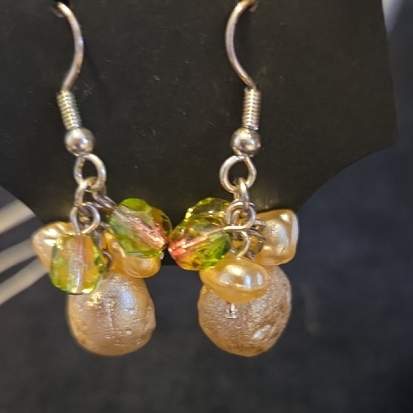 Elegant Pearl and Green Bead Jewelry Set - Picture 8 of 8